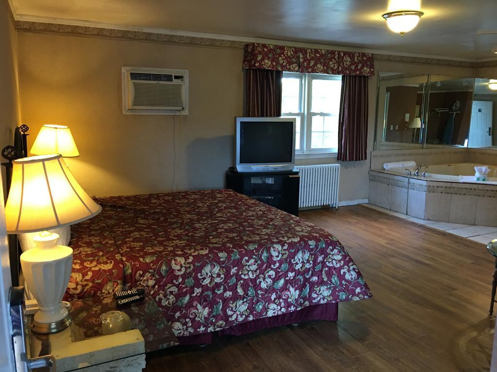 Colonie Inn And Suites Latham Bagian luar foto