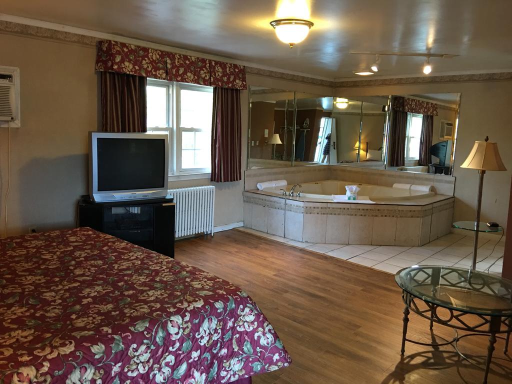 Colonie Inn And Suites Latham Bagian luar foto